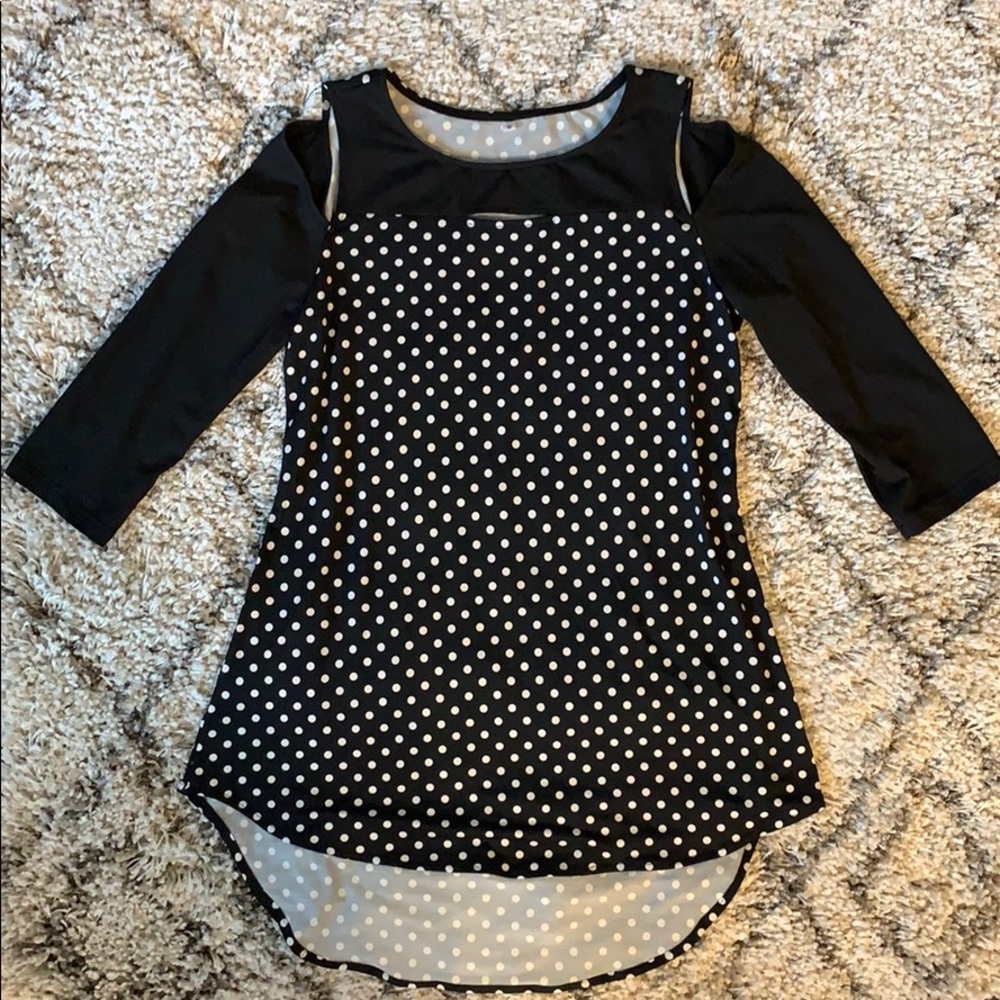 Women’s black polka dot cold shoulder top medium